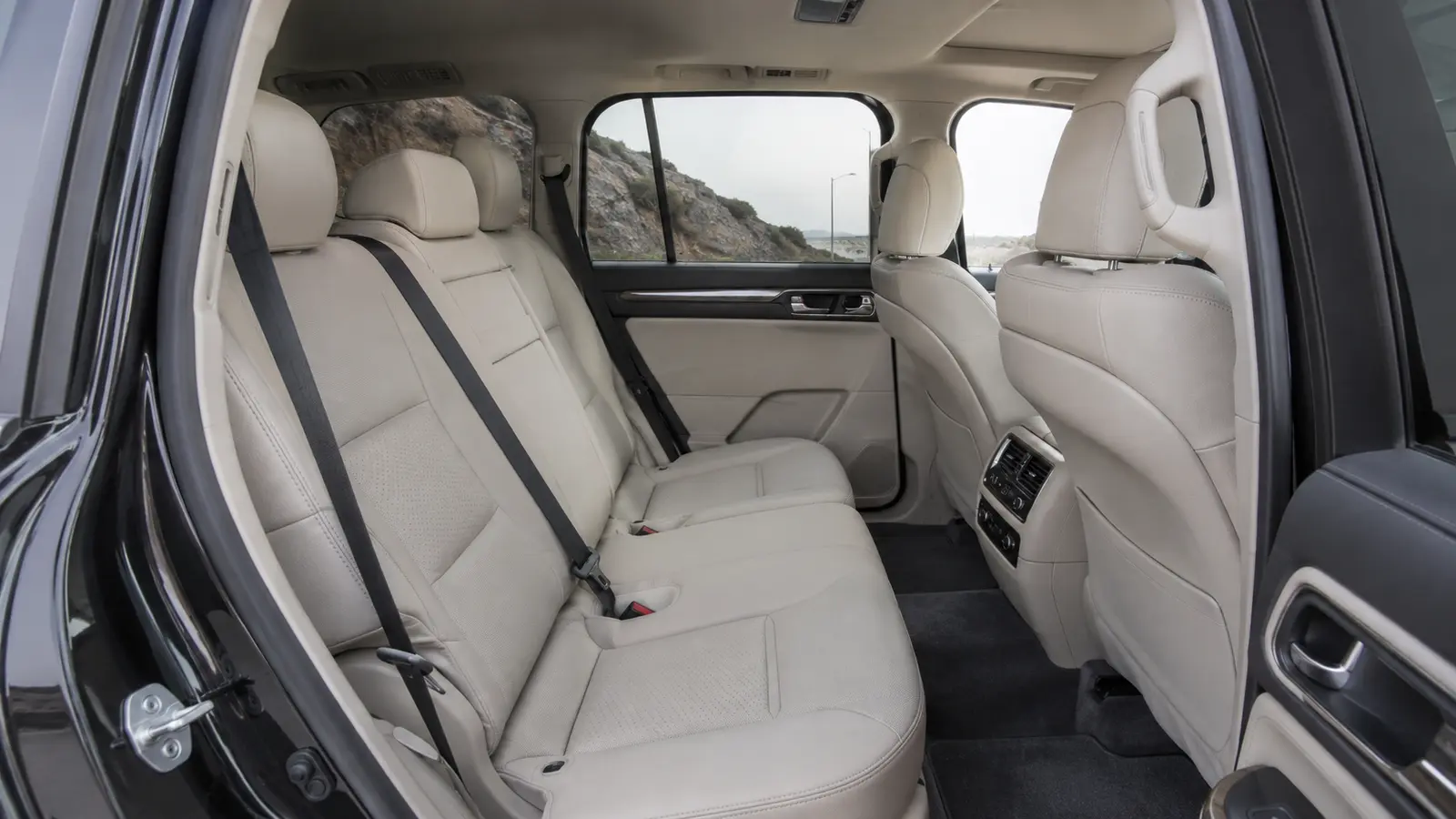 Interior comfort features in a 7 seater car